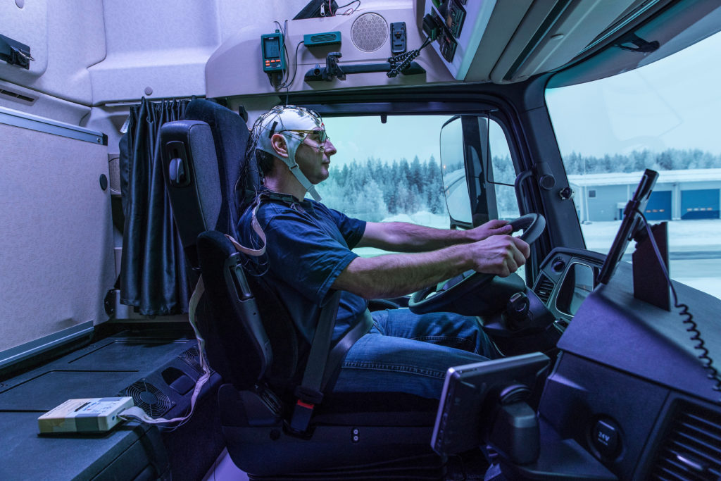 Forschung Daimler Trucks: Deutlich mehr Licht: Messbare Vorteile für Lkw-Fahrer durch künstliches Tageslicht im Fahrerhaus